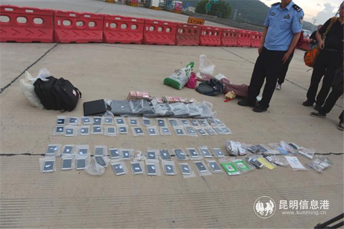 （稿件1）警方查獲的涉案物品及資金。警方供圖