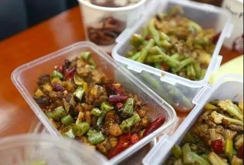 數(shù)據(jù)看中國｜刷視頻、點(diǎn)外賣、買買買…看完中國人平凡的一天，歐洲網(wǎng)友卻說：“羨慕不來”？