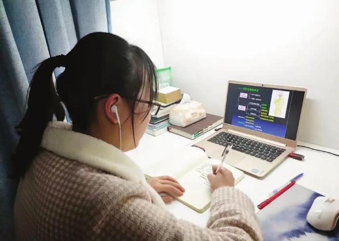 數(shù)據(jù)看中國｜刷視頻、點(diǎn)外賣、買買買…看完中國人平凡的一天，歐洲網(wǎng)友卻說：“羨慕不來”？