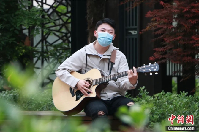 別人唱歌掙錢，他唱歌治病，有時候還救命……