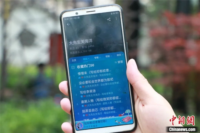 別人唱歌掙錢，他唱歌治病，有時候還救命……