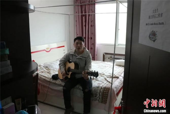 別人唱歌掙錢，他唱歌治病，有時候還救命……