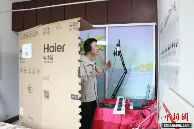 別人唱歌掙錢，他唱歌治病，有時候還救命……