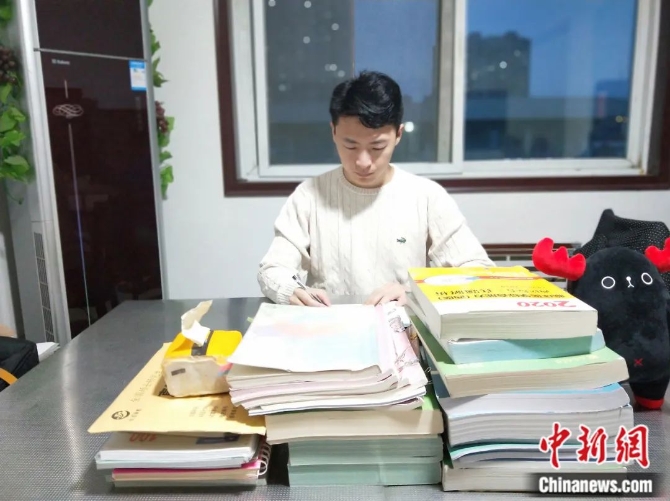 別人唱歌掙錢，他唱歌治病，有時候還救命……