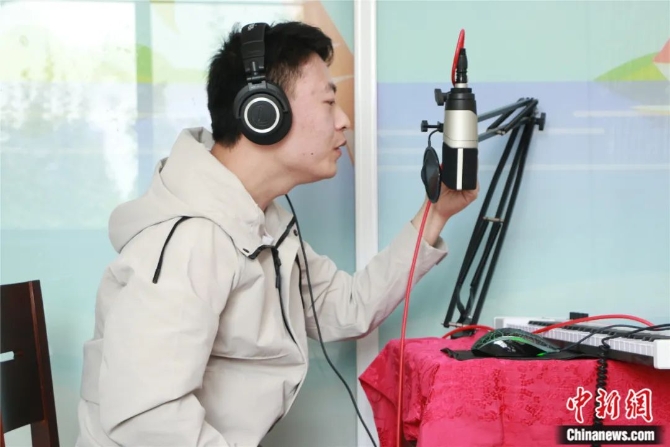 別人唱歌掙錢，他唱歌治病，有時候還救命……