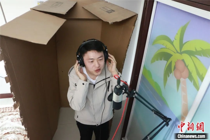 別人唱歌掙錢，他唱歌治病，有時候還救命……