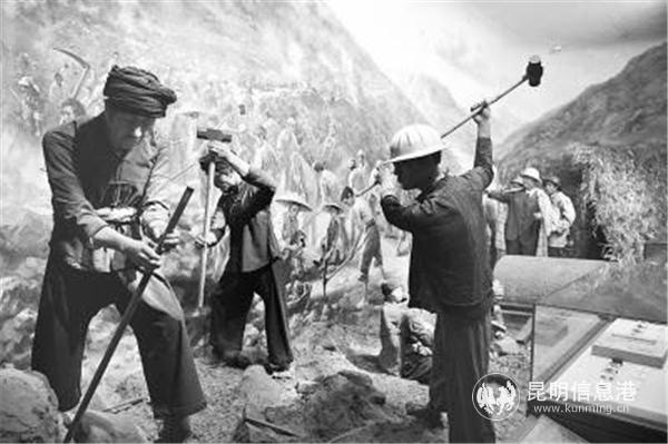 1944年，民夫們在激烈戰(zhàn)斗的間隙搶修滇緬公路龍陵至芒市段