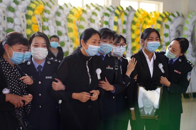 戰(zhàn)疫70多天楚雄民警李俊殉職，群眾自發(fā)追悼送別“彝州衛(wèi)士