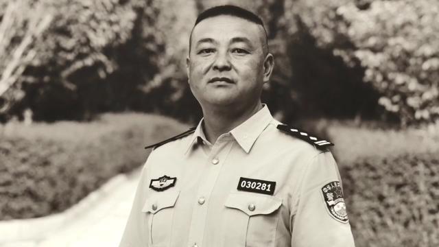 戰(zhàn)疫70多天楚雄民警李俊殉職，群眾自發(fā)追悼送別“彝州衛(wèi)士