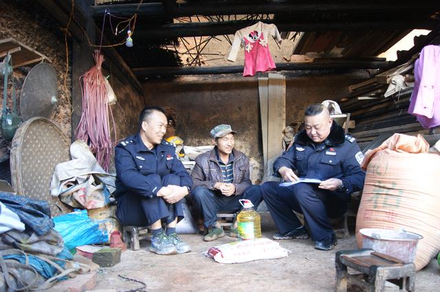 戰(zhàn)疫70多天楚雄民警李俊殉職，群眾自發(fā)追悼送別“彝州衛(wèi)士