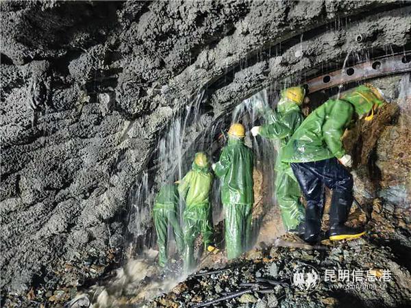 中鐵隧道局施工人員在“雨”中作業(yè) 中鐵隧道局施工人員在“雨”中作業(yè)