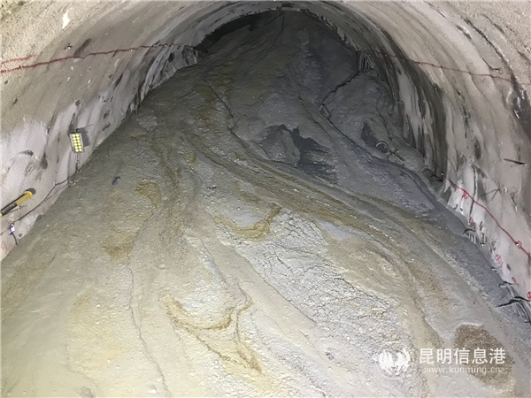 新平隧道發(fā)生溜坍 新平隧道發(fā)生溜坍
