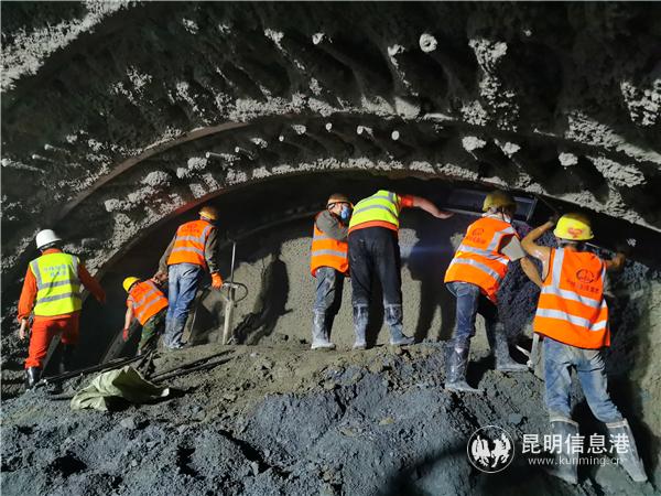 中鐵隧道局施工人員在進(jìn)行隧道支護(hù)作業(yè) 中鐵隧道局施工人員在進(jìn)行隧道支護(hù)作業(yè)