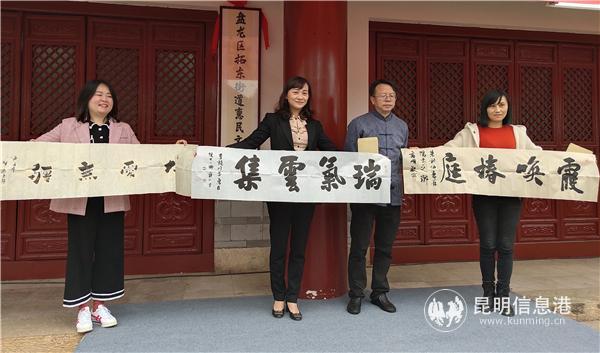 書法家們贈送給援鄂醫(yī)護工作者的書法作品。記者 張薇 攝