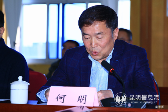 安寧中學(xué)何明校長發(fā)言