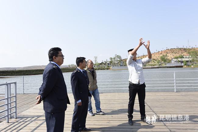 方經(jīng)理為稅務(wù)干部介紹新種植芒果生長(zhǎng)情況  圖片提供：永仁縣稅務(wù)局 楊璐蓉