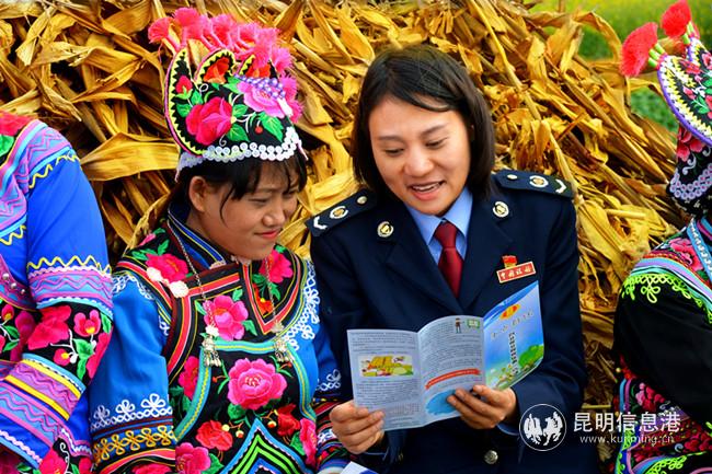 稅務(wù)干部深入田間地頭為納稅人精準(zhǔn)答疑  圖片提供：永仁縣稅務(wù)局 楊璐蓉