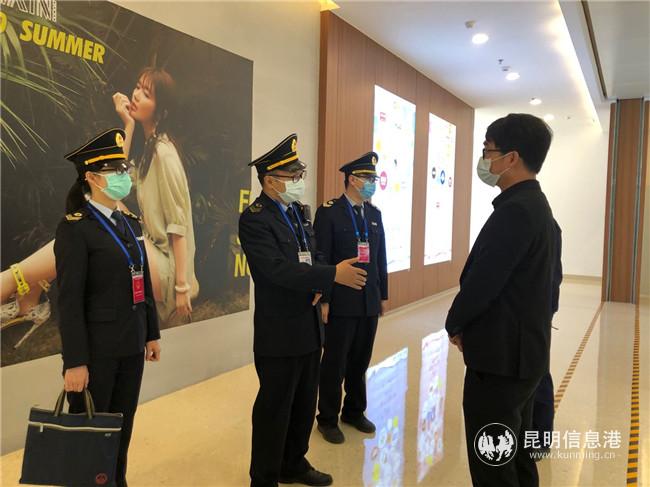 大型商場檢查 記者周然攝