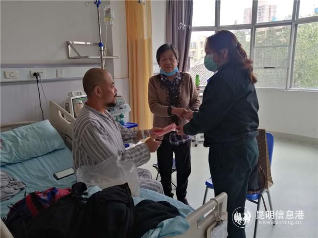 車隊(duì)干部正在探望生病同事