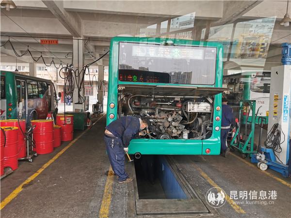 車隊(duì)檢查人員正在檢查車輛狀況