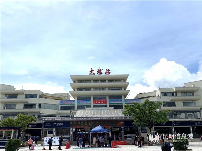 大理站嚴(yán)格執(zhí)行進(jìn)站體溫測(cè)量，組織旅客有序進(jìn)站。張新權(quán) 攝