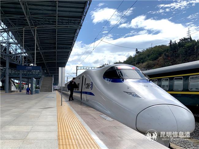 動(dòng)車停靠大理站。張新權(quán) 攝