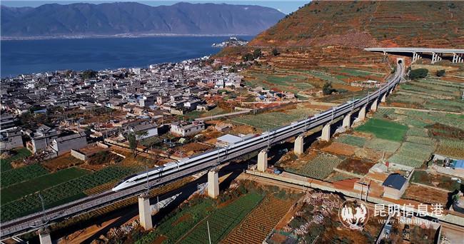 飛馳在云嶺大地上的動(dòng)車。陳暢 攝