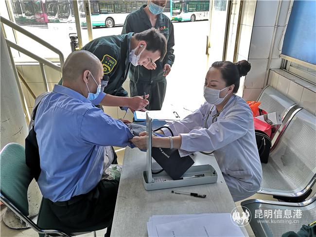 義診人員正在為員工測量血壓 義診人員正在為員工測量血壓