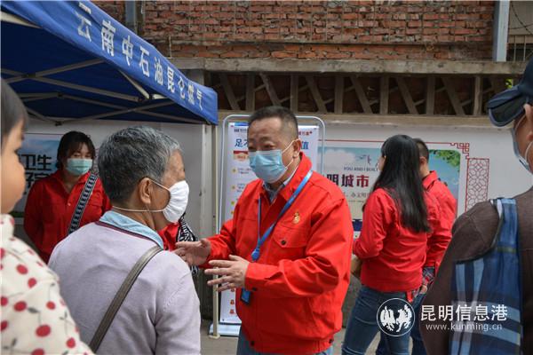 云南昆侖燃?xì)夤竟ぷ魅藛T對(duì)市民針對(duì)安裝用氣的問題進(jìn)行解答。