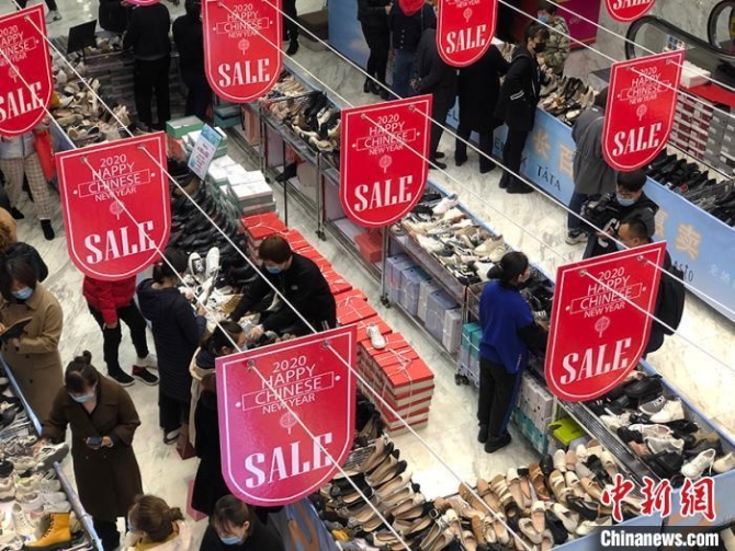 資料圖：商場減價促銷，吸引眾多市民選購 郭佳 攝