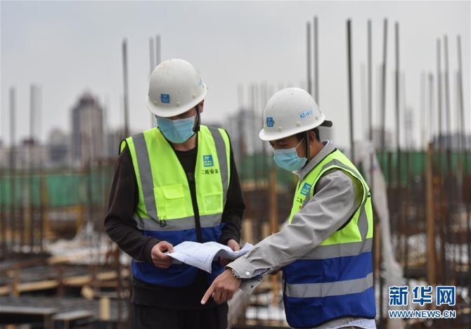 (圖文互動(dòng))(2)128步到3萬(wàn)步:雷神山醫(yī)院“工地青年”的戰(zhàn)“疫”故事