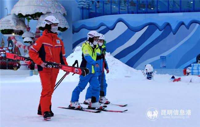 市民在雪世界游玩。