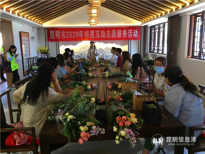 花藝師為社區(qū)居民現(xiàn)場(chǎng)指導(dǎo)家庭插花