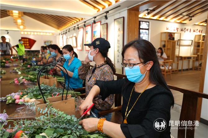 花藝師為社區(qū)居民現(xiàn)場(chǎng)指導(dǎo)家庭插花2