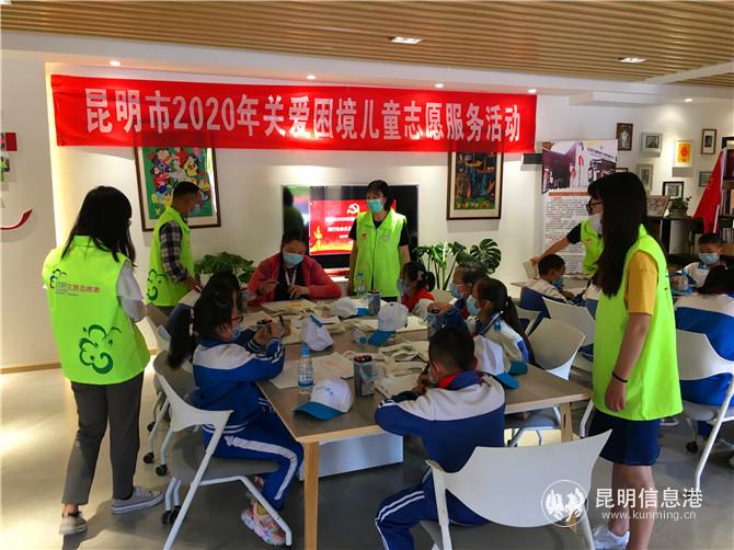 志愿者指導(dǎo)孩子們畫(huà)畫(huà)