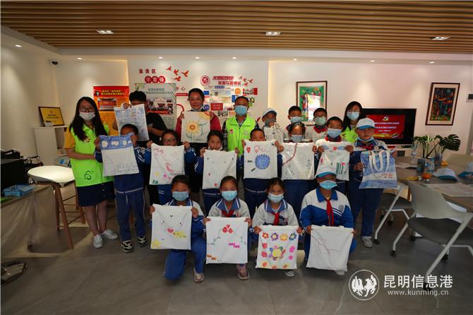 志愿者指導(dǎo)孩子們畫(huà)畫(huà)3