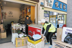 參與活動(dòng)的黨員對(duì)紫岫園外圍商戶進(jìn)行宣傳勸導(dǎo)。記者劉凱達(dá)攝