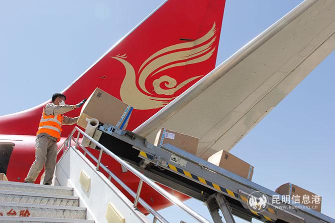 通過傳送帶快速裝貨