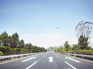 昆玉高速提升改造工程將于14日早上7點(diǎn)實(shí)現(xiàn)主線通車。本版圖片除署名外由昆玉高速提升改造工程項(xiàng)目建設(shè)指揮部供圖