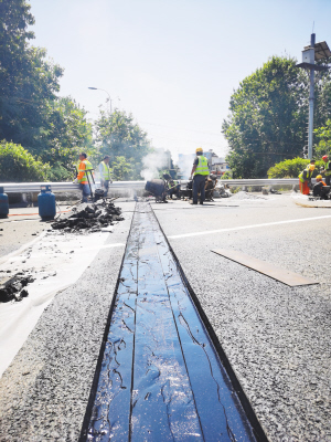 工人冒著高溫加緊施工。