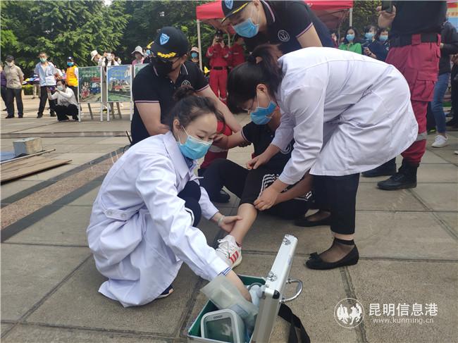 現(xiàn)場進(jìn)行應(yīng)急救援演練。