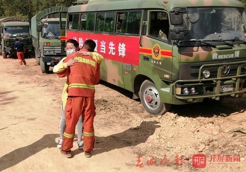 昆明消防小哥在安寧滅火一線與親人團聚1.jpg