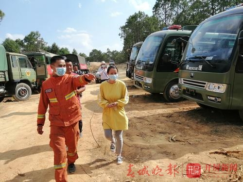 昆明消防小哥在安寧滅火一線與親人團聚2.jpg