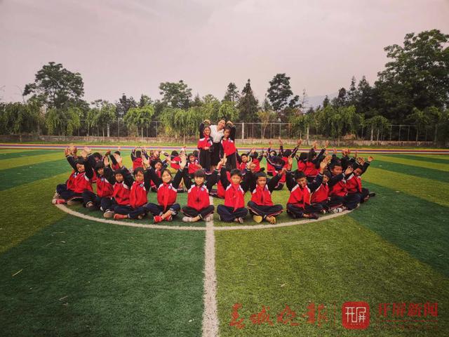 小學(xué)生開學(xué)未報(bào)到，老師在深山找到他