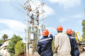 工作人員在現(xiàn)場指導(dǎo)改造施工。