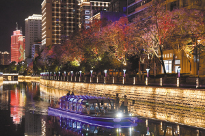 盤龍江夜航。 記者楊艷輝攝