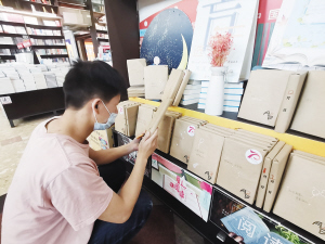 讀者正在盲選圖書。