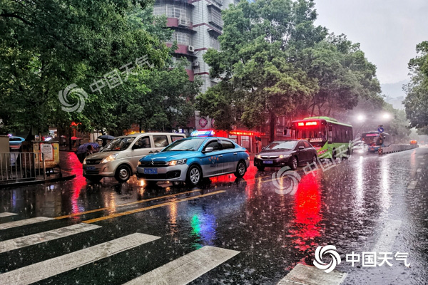 南方遭強(qiáng)降雨接連“襲擊” 北方今起氣溫起伏震蕩
