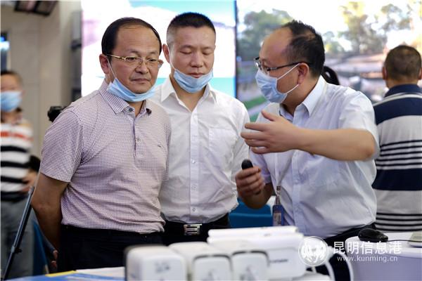 工作人員正在講解5G項(xiàng)目?jī)?nèi)容 工作人員正在講解5G項(xiàng)目?jī)?nèi)容