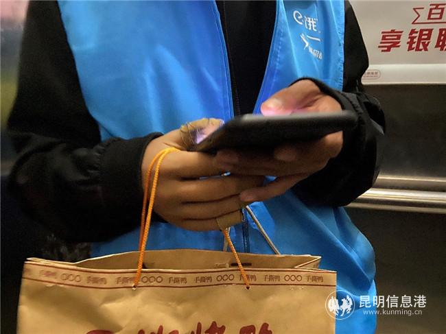 殘障藍(lán)騎士佩戴義肢（右前臂）送外賣。